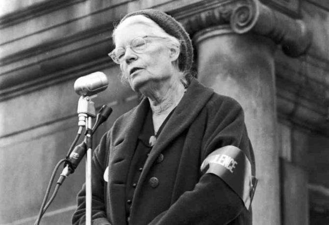 Zdjęcie Dorothy Day i antywojennego wiecu.