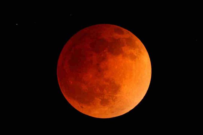 Krwawy księżyc to jedna z nazw czerwonawego księżyca oglądanego podczas całkowitego zaćmienia Księżyca.