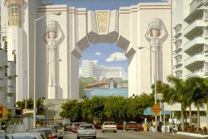 Trompe l'oeil mural egipskiej bramy na budynku w Miami na Florydzie