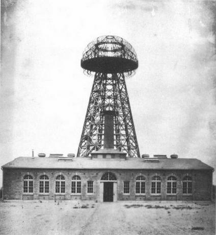 Bezprzewodowa laboratoryjna wieża przesyłająca energię elektryczną Nikola Tesli Wardenclyffe