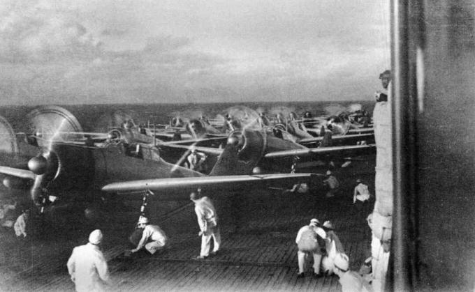 Samoloty śmigłowe przygotowujące się do startu z Akagi, 1941.