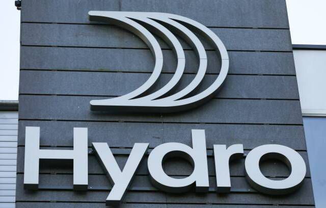 Nowe logo norweskiej grupy aluminiowej Norsk Hydro można zobaczyć w jej siedzibie w Lysaker pod Oslo w Norwegii
