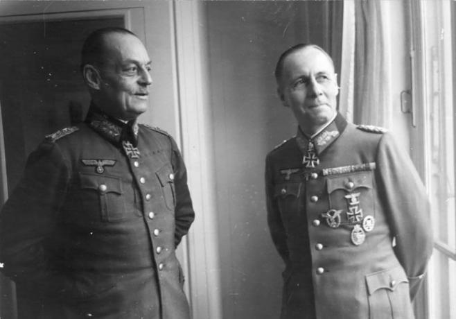 Gerd von Rundstedt i Erwin Rommel w niemieckich mundurach wojskowych stojących przy oknie.