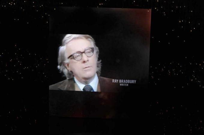 Zdjęcie Ray Bradbury wyświetlane na gwiaździstym tle