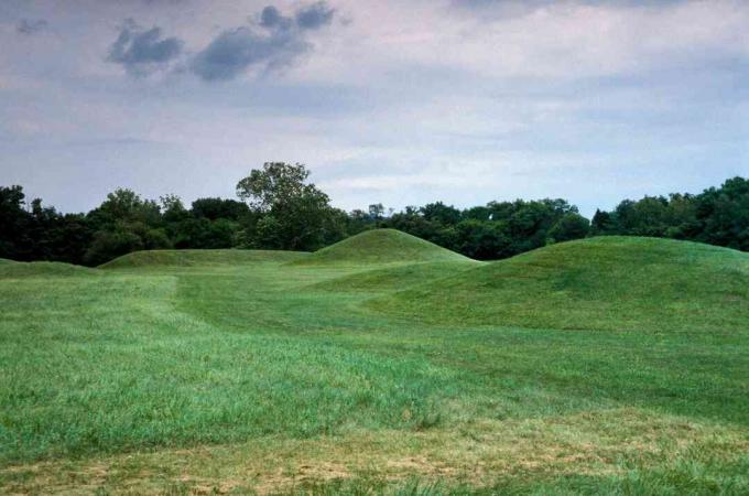 Widok Kopca na Narodowy Park Historyczny Kultury Hopewell, w pobliżu dzisiejszego miasta Chillicothe Ohio