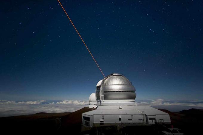 Gemini Observatory North z działającym układem gwiazd laserowych.