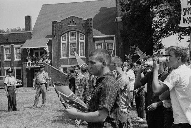 Tłum uczniów w Woodlawn High School w Birmingham w stanie Alabama, noszący flagę Konfederacji w opozycji do rozpoczęcia kampanii w Birmingham, maj 1963