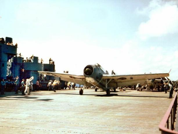 Kolorowe zdjęcie TBF Avenger na pokładzie samolotu USS Yorktown (CV-10).