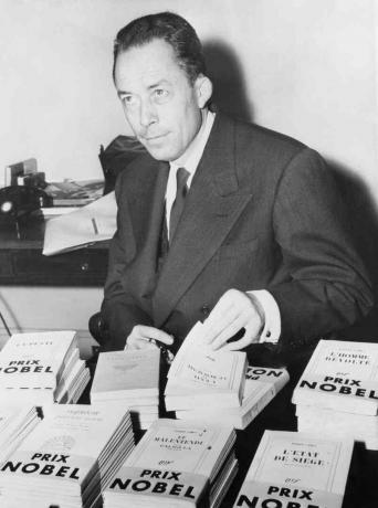 Albert Camus podpisujący książki