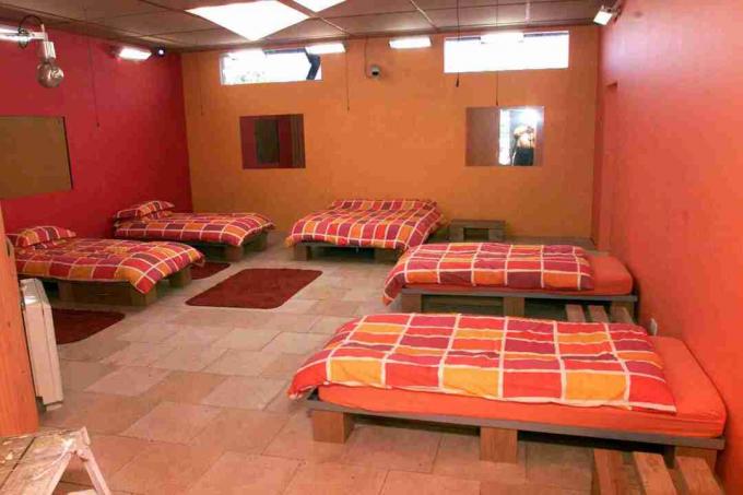 jeden czerwony pokój z wieloma platformami, nowe podwójne łóżko w pokoju chłopców dla domu „Big Brother 2” 28 kwietnia 2001 r. w Londynie