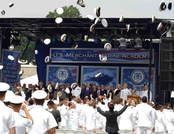 Ukończenie Akademii Marynarki Handlowej w USA