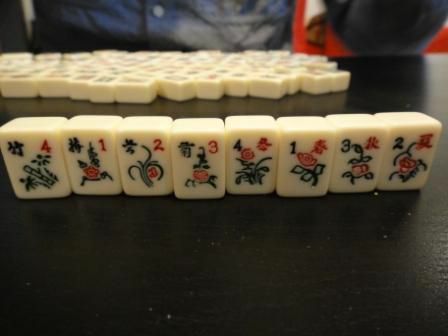 Kombinezon w kwiaty z zestawu płytek Mahjong.