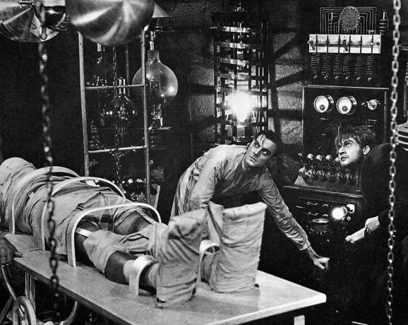 Dr Frankenstein ożywia potwora
