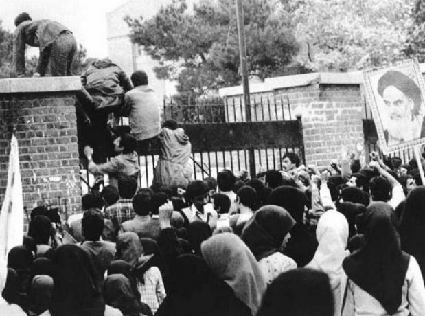 studenci z raninańscy najeżdżają ambasadę USA w Teheranie, 4 listopada 1979 r