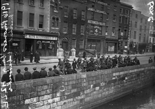 Irlandzcy rebelianccy więźniowie maszerują przez Dublin w 1916 roku.