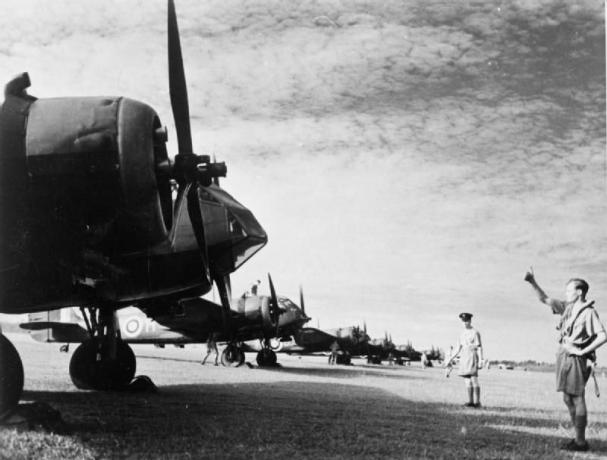 Rząd bombowców Bristol Blenhiem ustawia się na pasie startowym w Singapurze.
