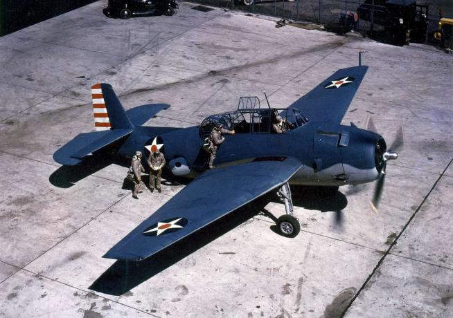Kolorowe zdjęcie TBF Avenger na ziemi.