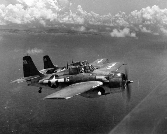 Dwa myśliwce FM-2 Wildcat w locie nad wodą.