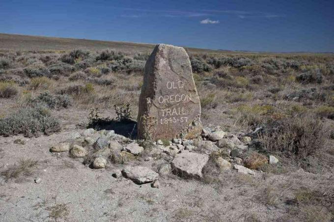 Markier blisko South Pass na Oregon Trail pod niebieskim niebem.