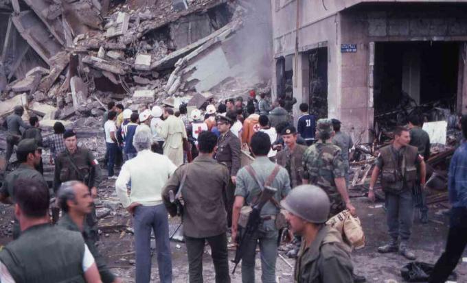 Tłum żołnierzy i dawców pomocy stoi pośród zniszczeń i zniszczeń na miejscu samobójczego zamachu bombowego na ambasadę amerykańską w Bejrucie w Libanie, 18 kwietnia 1983 r.