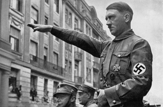 Adolf Hitler daje nazistom solutę żołnierzom niemieckim.