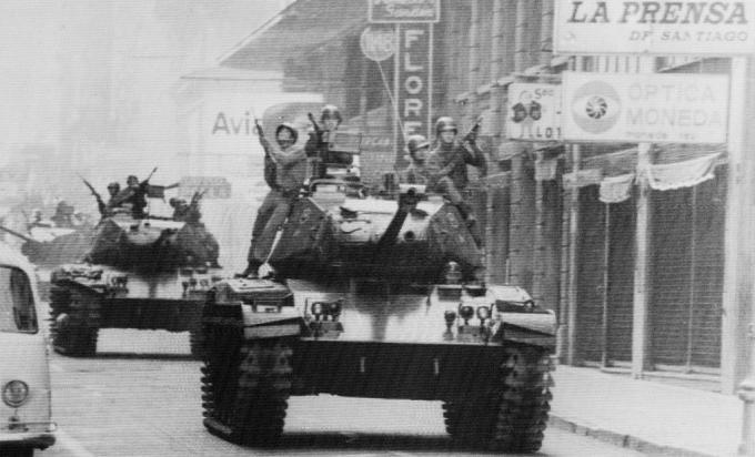 Żołnierze jeżdżą na czołgach na ulicach Santiago w Chile, gdy generał armii Augusto Pinochet zostaje zaprzysiężony na prezydenta.