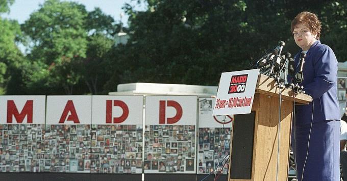 Mothers Against Drunk Driving (MADD) Krajowa prezydent Millie Webb przemawia podczas 20-lecia wiecu przed Kapitolem, 6 września 2000 r. w Waszyngtonie.