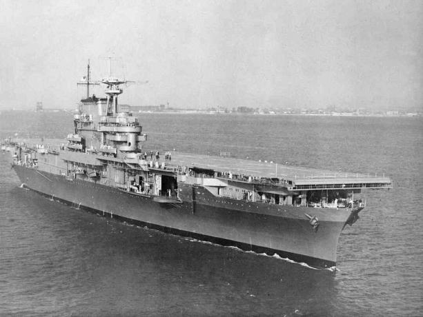 Lotniskowiec USS Hornet (CV-8) w zatoce Chesapeake.
