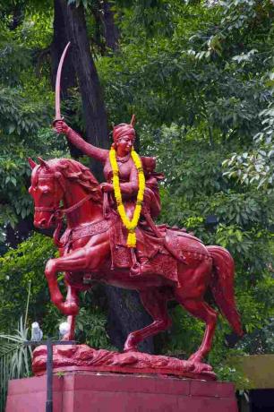 Statua Zashichi Rani, Rani Laxmibai w pobliżu Balgandharva Theatre lub Rangmandir, Pune