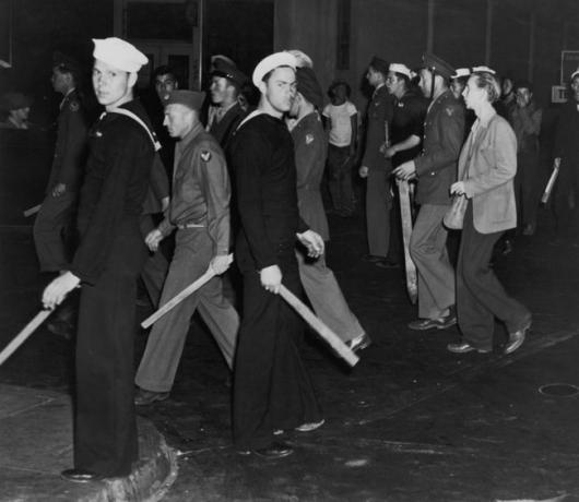 Gangi amerykańskich marynarzy i marines uzbrojonych w kije podczas zamieszek Zoot Suit, Los Angeles, Kalifornia, czerwiec 1943.