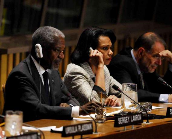 Sekretarz Generalny ONZ Kofi Annan i szefowie kwartetu z konferencji prasowej Unii Europejskiej