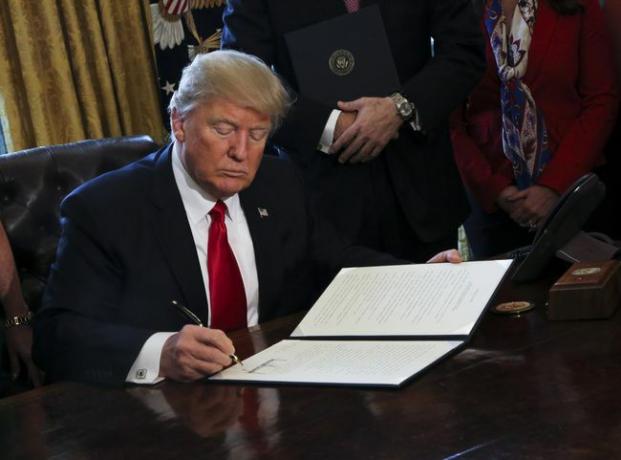 Prezydent USA Donald Trump podpisuje zarządzenia wykonawcze, w tym nakaz przeglądu Dodda-Franka na Wall Street w celu wycofania regulacji finansowych z ery Obamy.