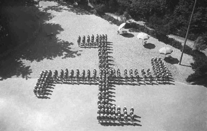 Letni obóz dziewcząt włoskich składający się na nazistowską swastykę, 8 sierpnia 1942 r., Genua, Włochy.