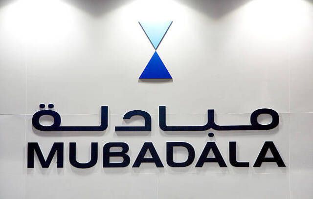 Logo Mubadala Development Co. wyświetlane na ich stoisku wystawowym podczas Singapore Airshow w Singapurze