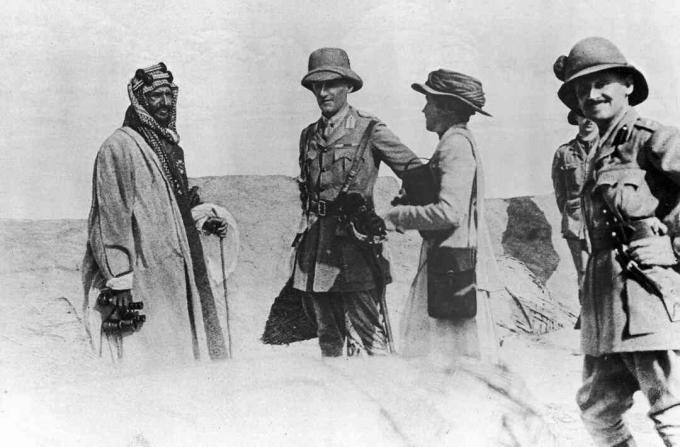 Król Arabii Saudyjskiej, Ibn Saud, spotyka się z brytyjskim dyplomatą Sir Percym Coxem i doradcą politycznym Gertrude Bell w Basrze, w Mezopotamii