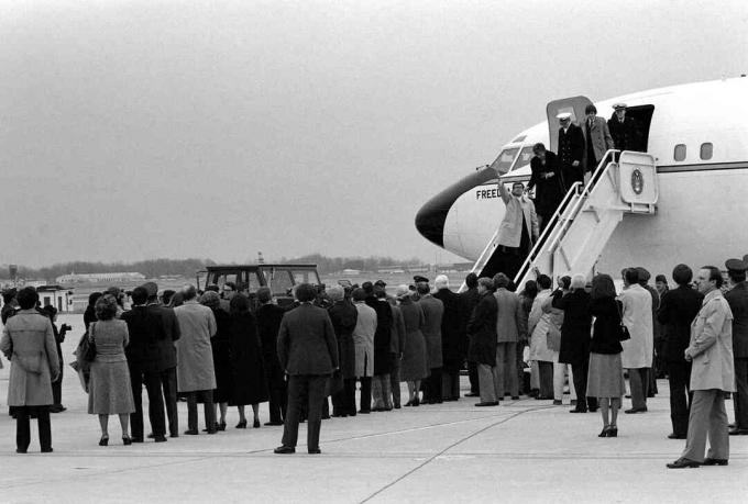 Uwolnieni zakładnicy Amerykanie wysiadają z samolotu Freedom One, samolotu VC-137 Stratoliner Sił Powietrznych, po przybyciu do bazy 27 stycznia 1981 r.
